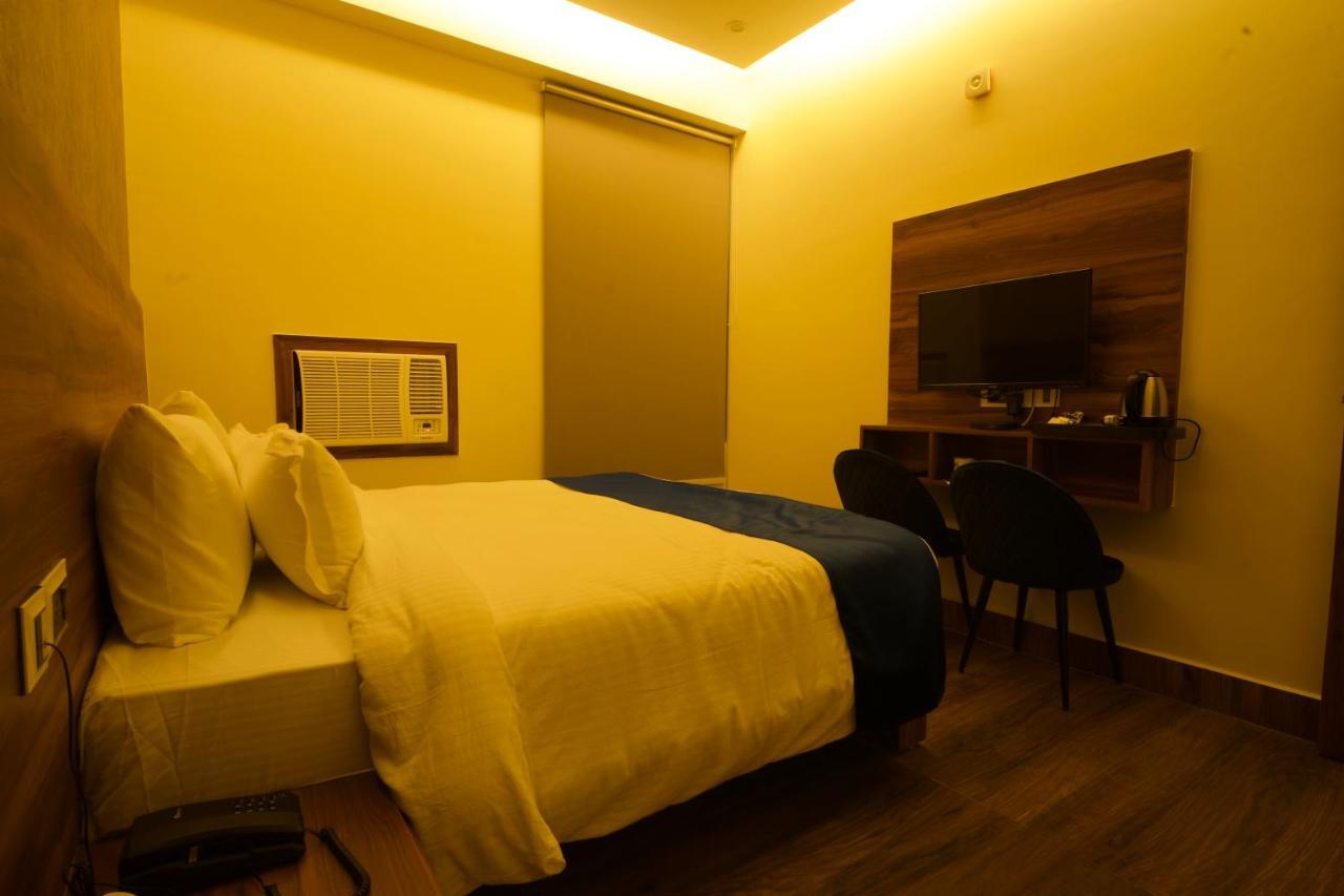 Hotel Dolphin Club Chinhat Zewnętrze zdjęcie