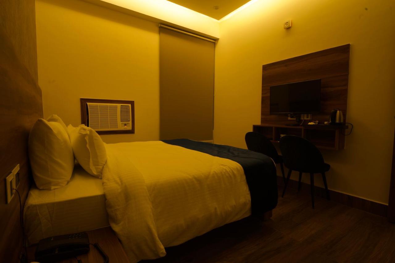 Hotel Dolphin Club Chinhat Zewnętrze zdjęcie